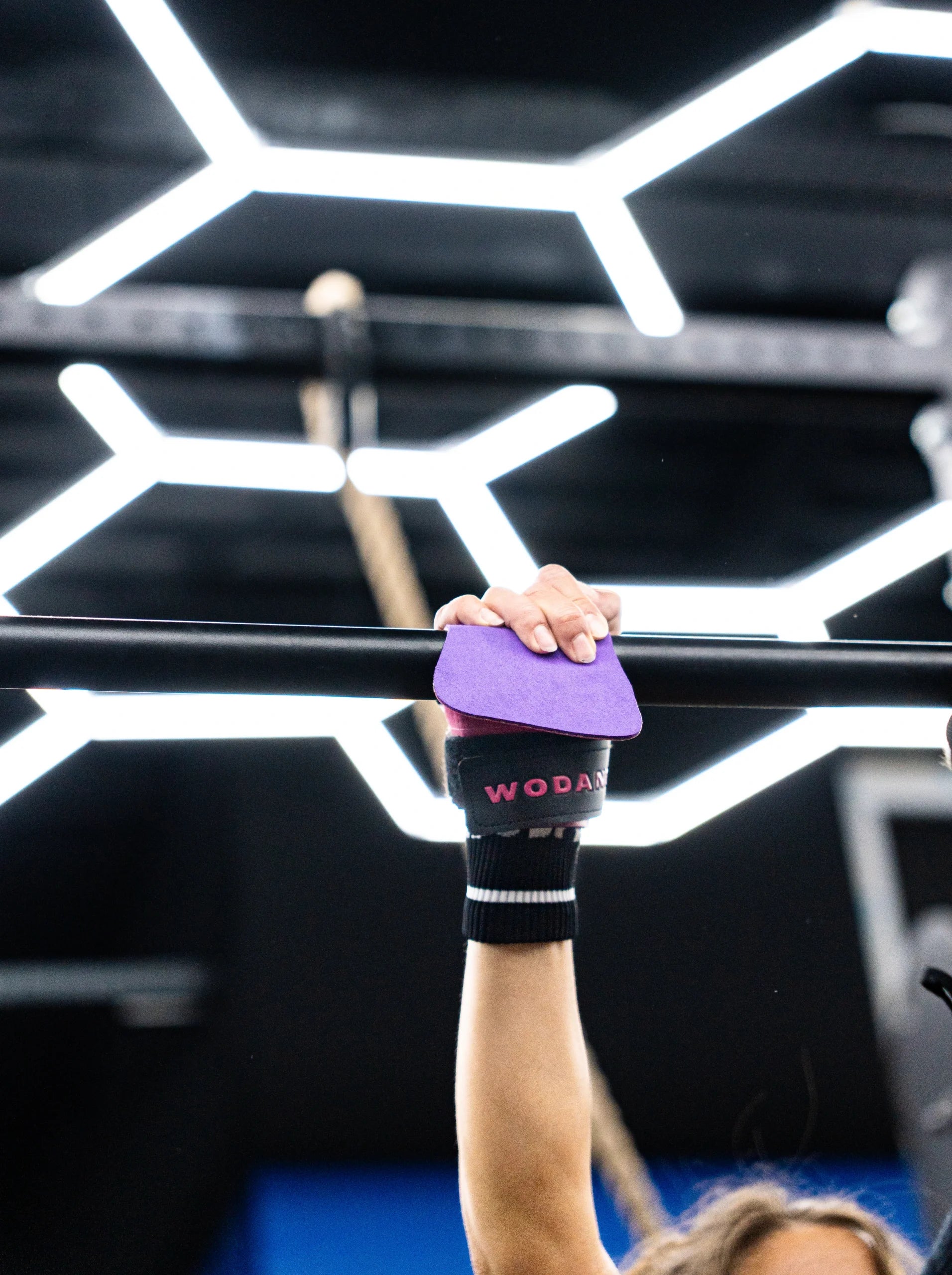 Maniques gym powergrip fusion rose interieur microfibre sans magnésie pour performer en crosstraining 
